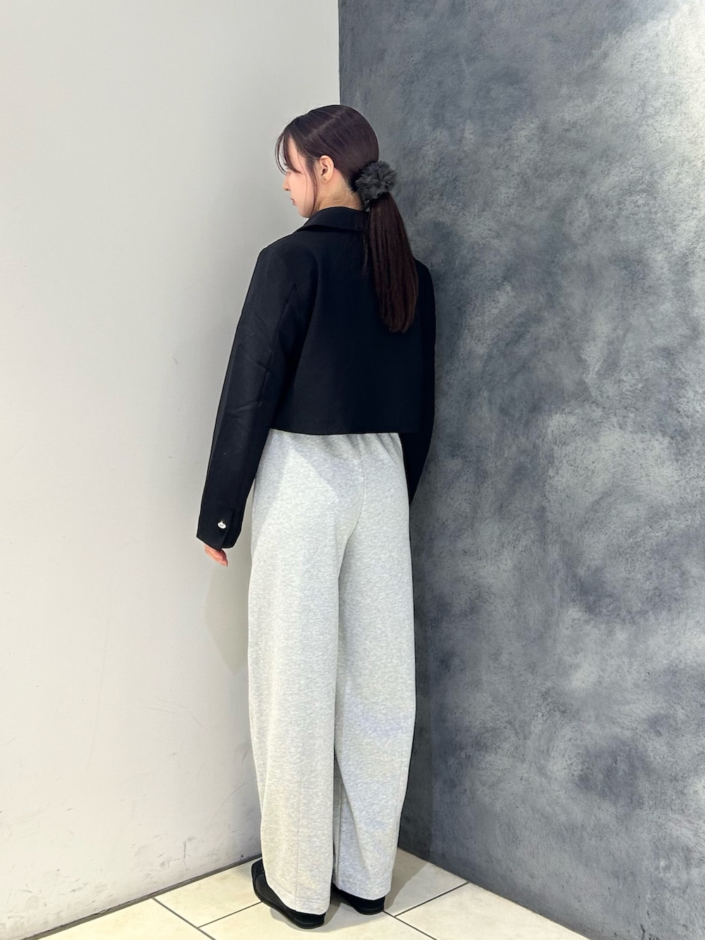 ブラック系のその他アウター、ブラック系のTシャツ/カットソー、グレー系のその他パンツを着用したレディースの秋コーディネートの5枚目の写真