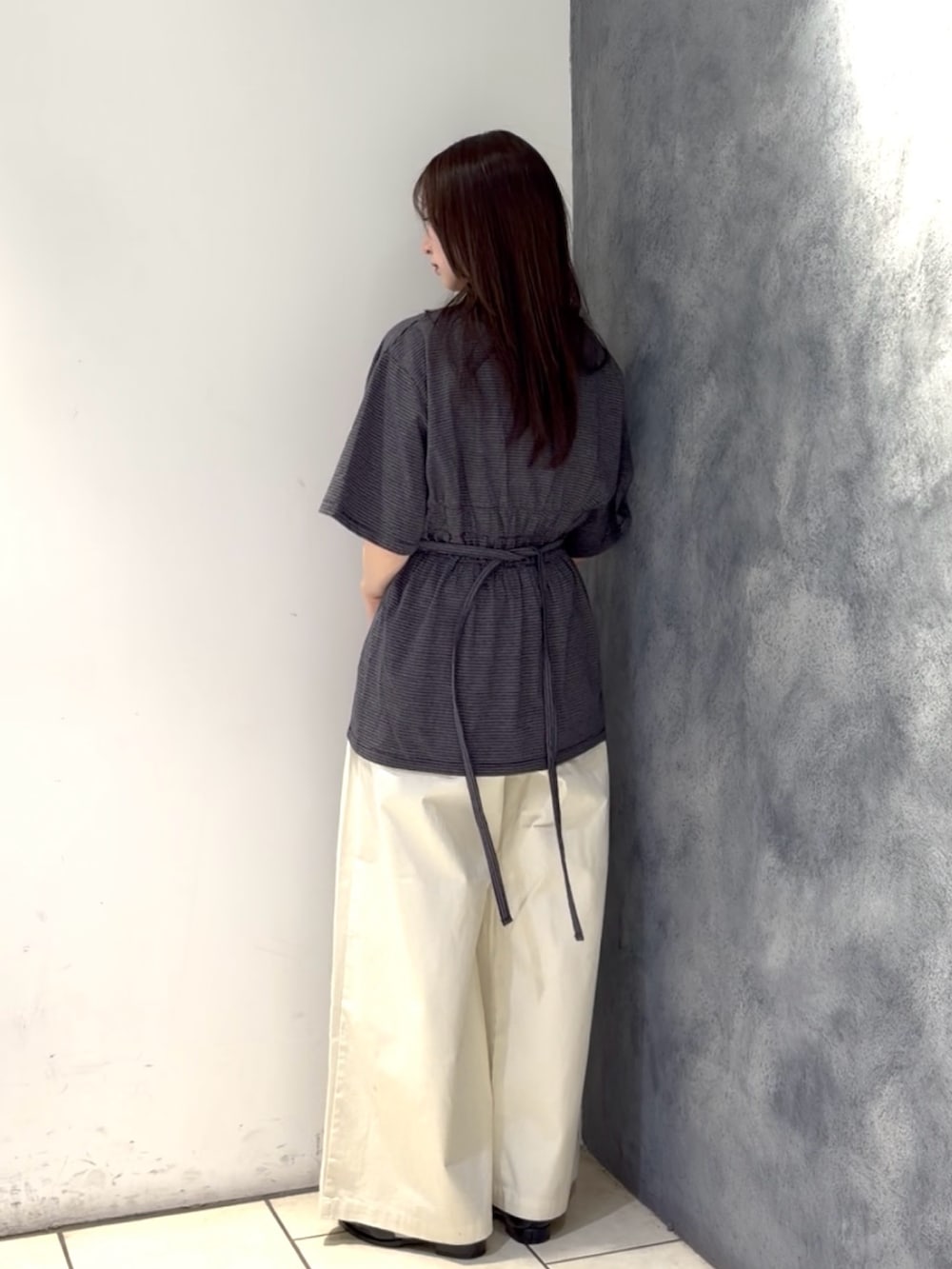 グレー系のTシャツ/カットソー、ホワイト系のその他パンツ、ブラック系のショルダーバッグを着用したレディースの春コーディネートの3枚目の写真