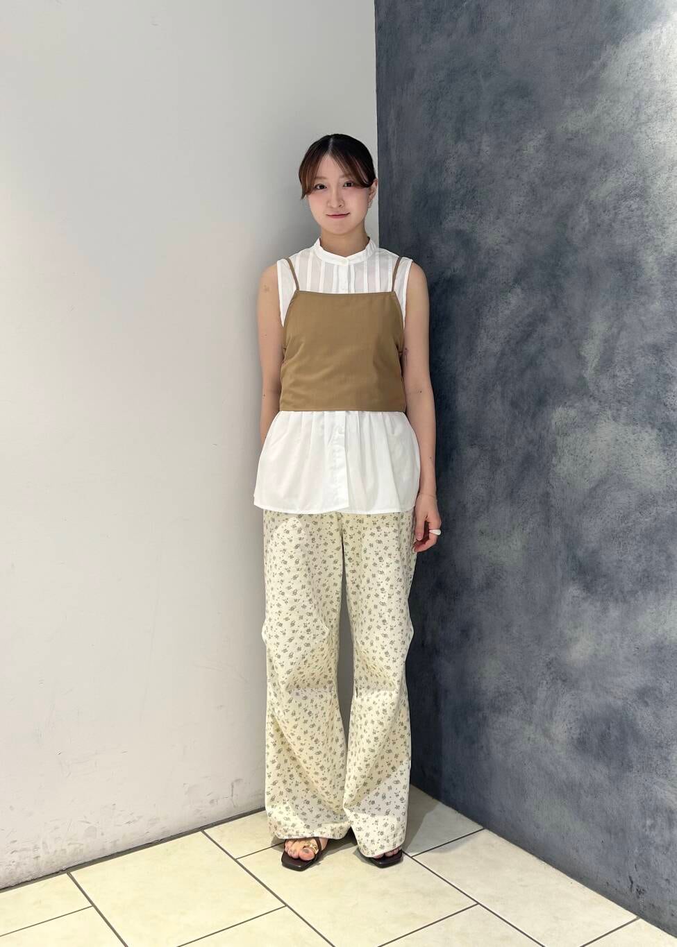 「カーゴパンツ、ビスチェ、KBF、春コーデ、夏コーデ、タック、セット、春夏コーデ、25ss」｜「KBFのフラワープリントドロストパンツ（その他パンツ、ホワイト系）」を使った、なごみそさん（レディース・160cm）の夏コーディネートの2枚目の写真