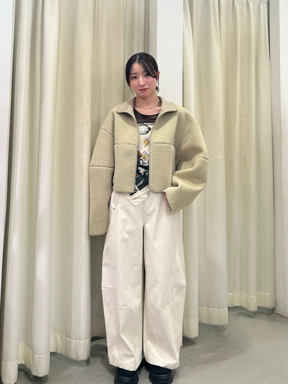 ベージュ系のその他アウター、ブラウン系のTシャツ/カットソー、ホワイト系のその他パンツを着用したレディースの冬コーディネートの4枚目の写真