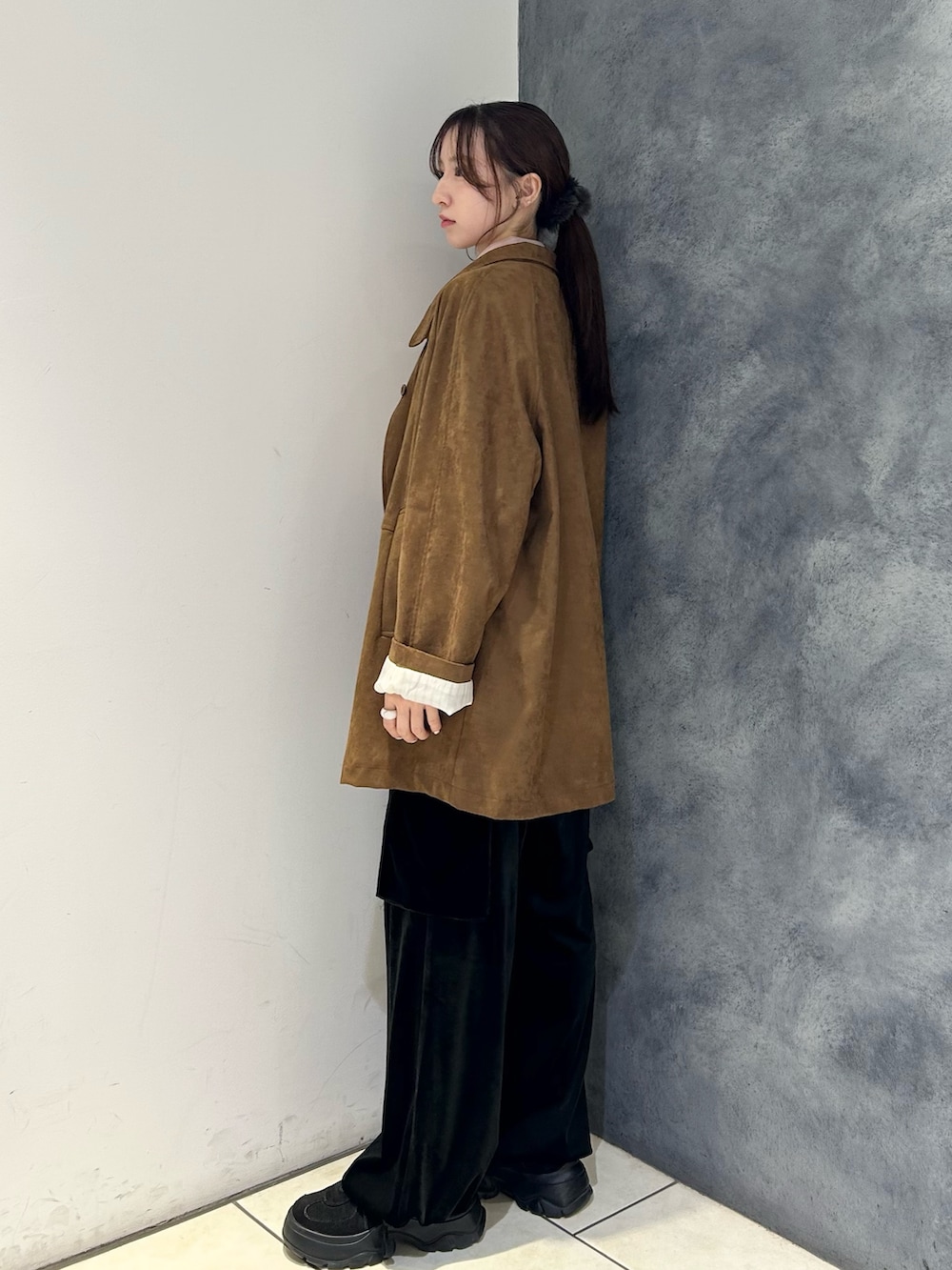 ピンク系のニット/セーター、ブラウン系のカバーオール、ブラック系のその他パンツを着用したレディースの秋コーディネートの3枚目の写真