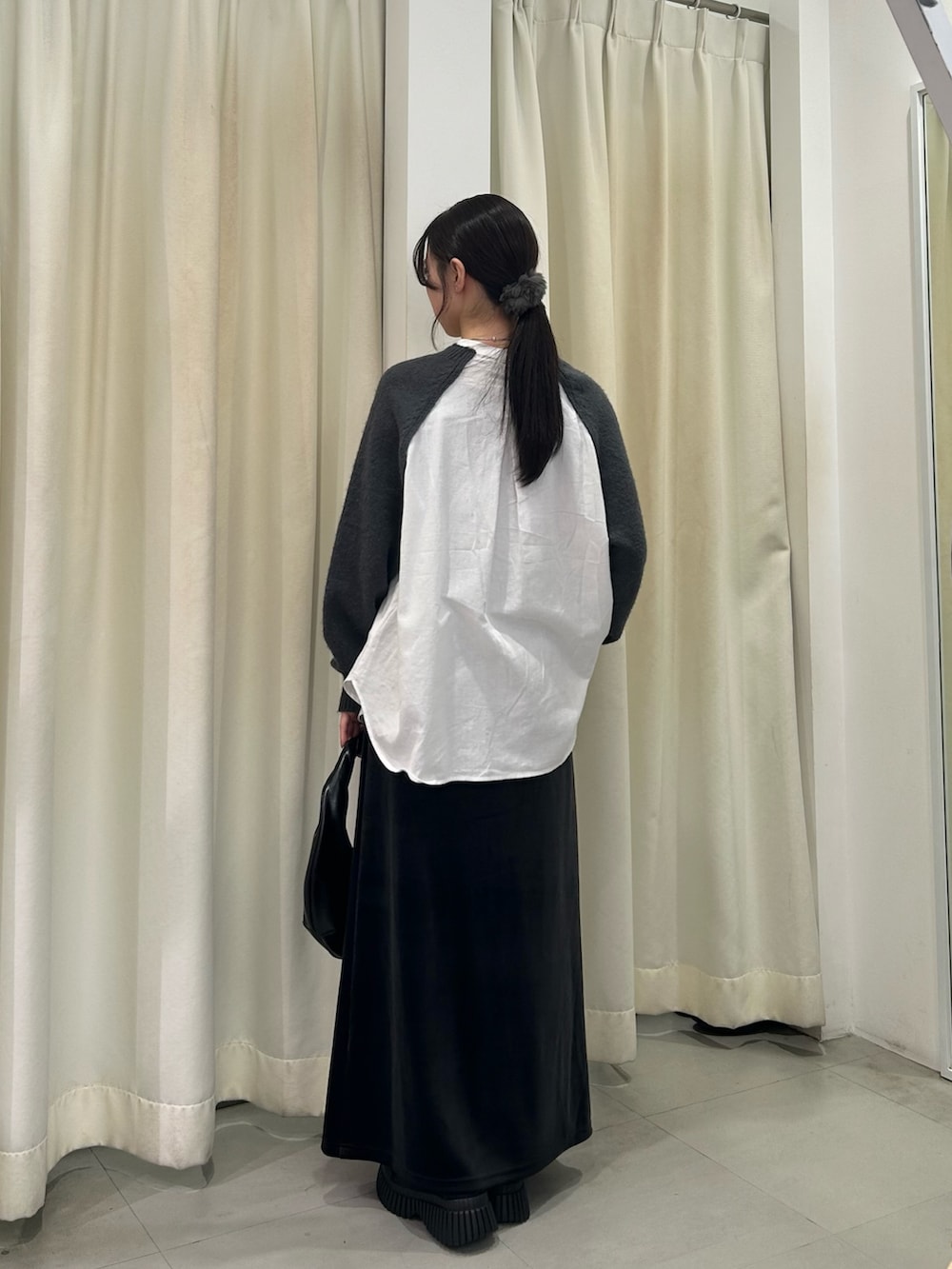 グレー系のシャツ/ブラウス、グレー系のスカート、ブラック系のハンドバッグを着用したレディースの秋コーディネートの3枚目の写真