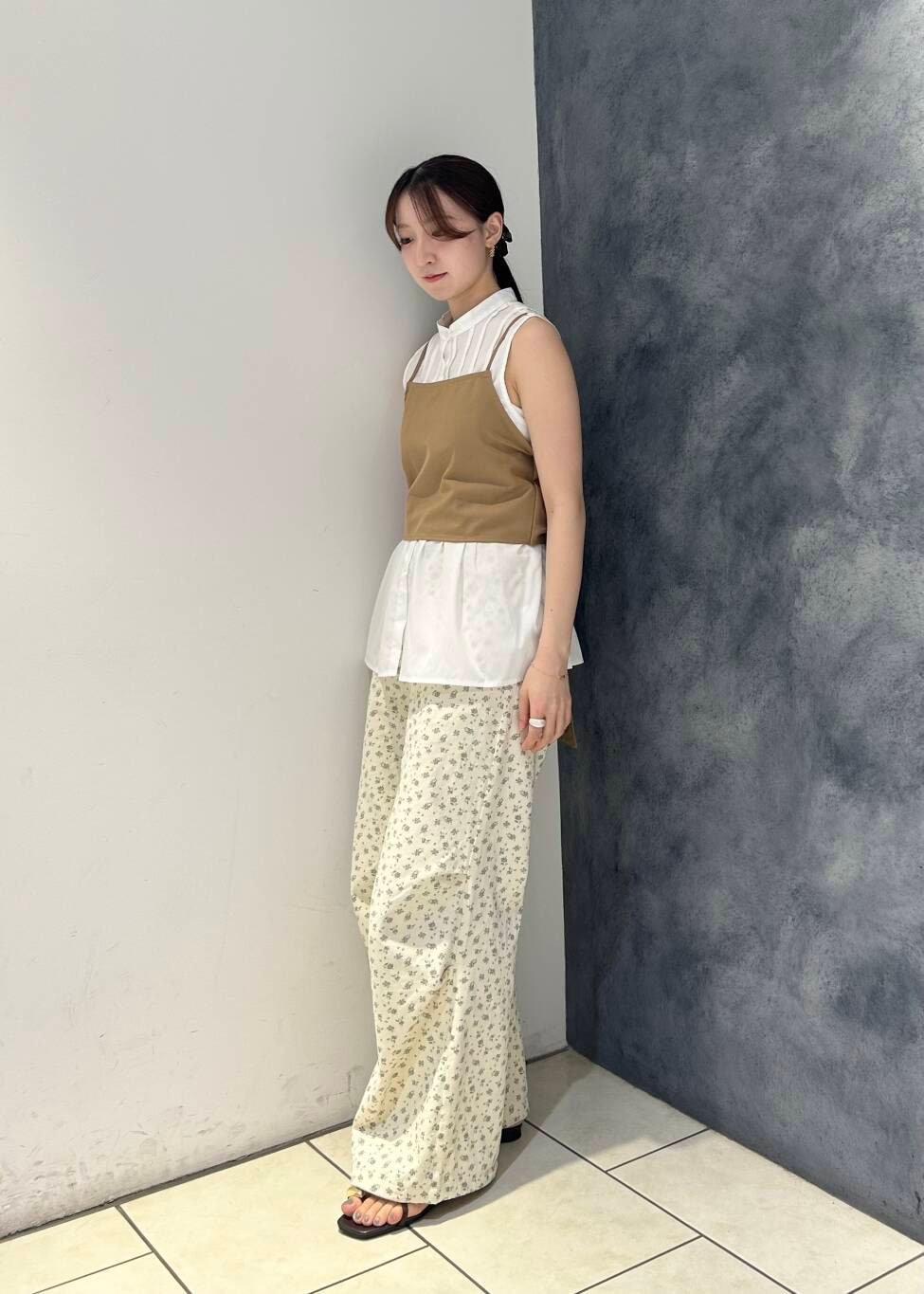 「カーゴパンツ、ビスチェ、KBF、春コーデ、夏コーデ、タック、セット、春夏コーデ、25ss」｜「KBFのフラワープリントドロストパンツ（その他パンツ、ホワイト系）」を使った、なごみそさん（レディース・160cm）の夏コーディネートの3枚目の写真