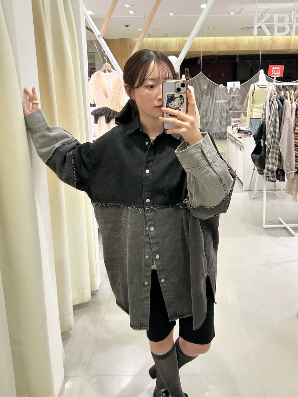 グレー系のシャツ/ブラウス、ブラック系のその他パンツ、ブラック系のサンダルを着用したレディースの冬コーディネートの4枚目の写真