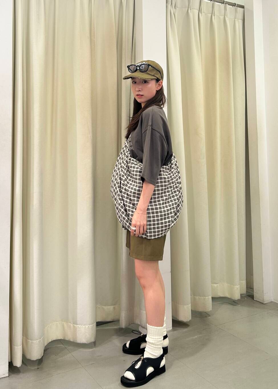 「シンプル、カジュアル、Tシャツ、サングラス、オーバーサイズ、イージーパンツ、サンダル、キャップ、KBF、トートバッグ、アウトドア、春コーデ、夏コーデ、フェスコーデ、スポーティ」｜「KBFのピンタックショートパンツ（その他パンツ、グリーン系）」を使った、なごみそさん（レディース・160cm）の夏コーディネートの2枚目の写真