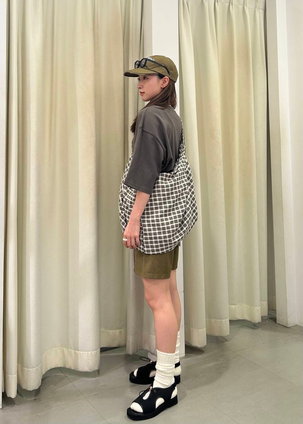 「シンプル、カジュアル、Tシャツ、サングラス、オーバーサイズ、イージーパンツ、サンダル、キャップ、KBF、トートバッグ、アウトドア、春コーデ、夏コーデ、フェスコーデ、スポーティ」｜「KBFのピンタックショートパンツ（その他パンツ、グリーン系）」を使った、なごみそさん（レディース・160cm）の夏コーディネートの3枚目の写真