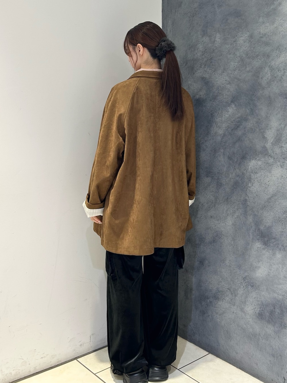 ピンク系のニット/セーター、ブラウン系のカバーオール、ブラック系のその他パンツを着用したレディースの秋コーディネートの4枚目の写真