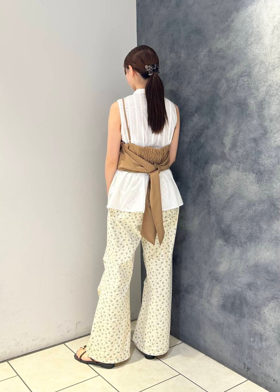 「カーゴパンツ、ビスチェ、KBF、春コーデ、夏コーデ、タック、セット、春夏コーデ、25ss」｜「KBFのフラワープリントドロストパンツ（その他パンツ、ホワイト系）」を使った、なごみそさん（レディース・160cm）の夏コーディネートの4枚目の写真