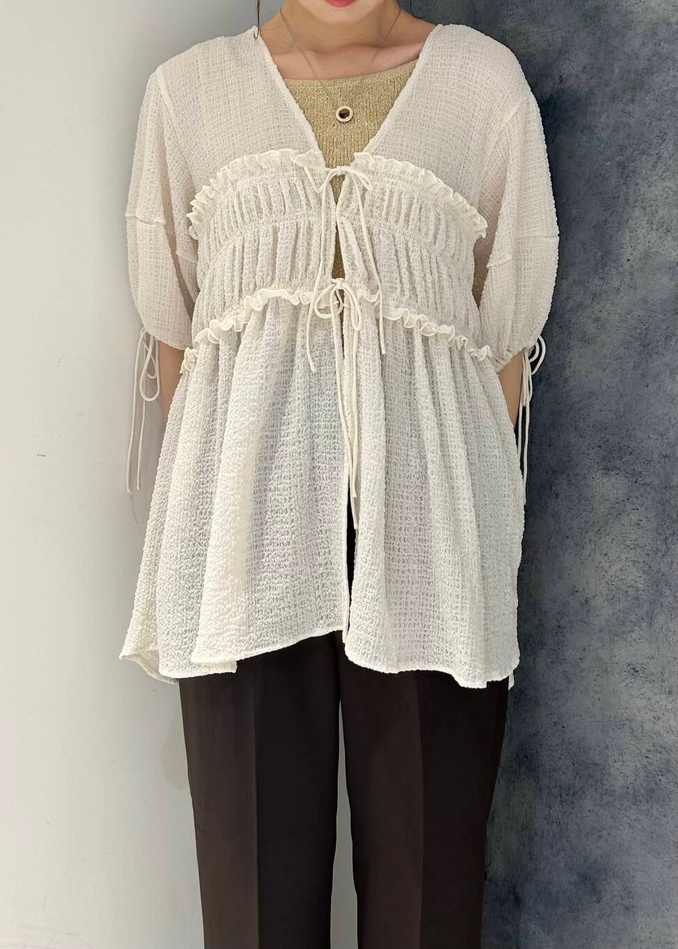 ブラウン系のサンダル、ブラウン系のその他パンツ、ホワイト系のシャツ/ブラウスを着用したレディースの夏コーディネートの5枚目の写真