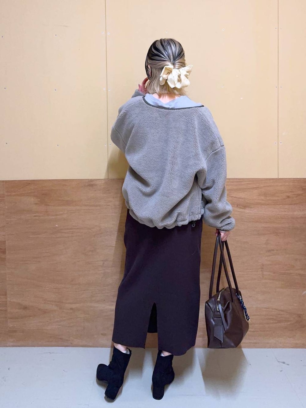 ブラウン系のボストンバッグ、グレー系のブルゾン、グレー系のTシャツ/カットソーを着用したレディースの秋コーディネートの3枚目の写真