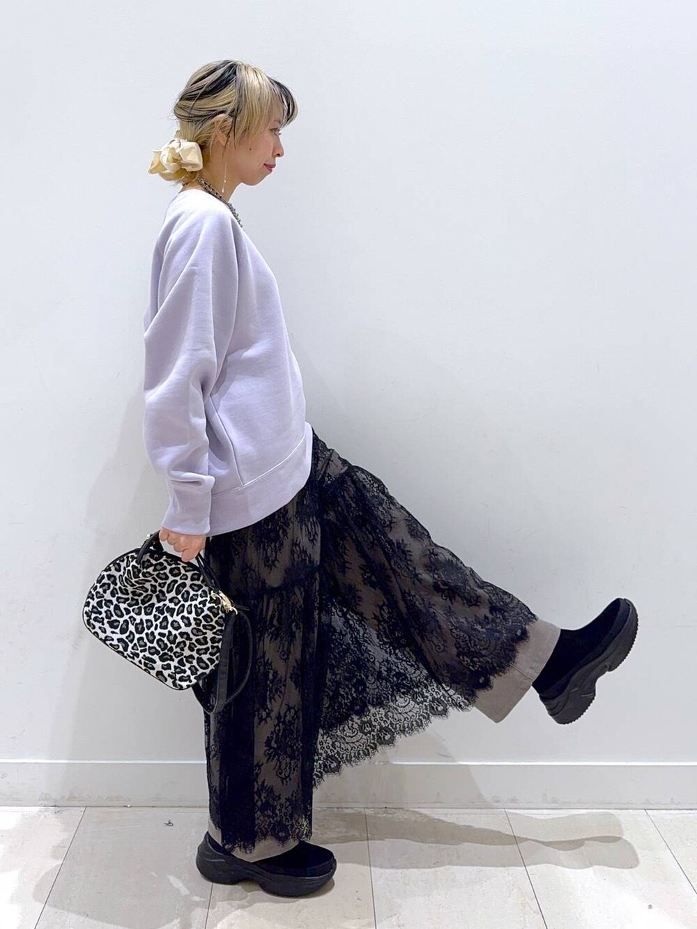 その他のショルダーバッグ、ブラウン系のその他パンツ、イエロー系のワンピースを着用したレディースの冬コーディネートの2枚目の写真