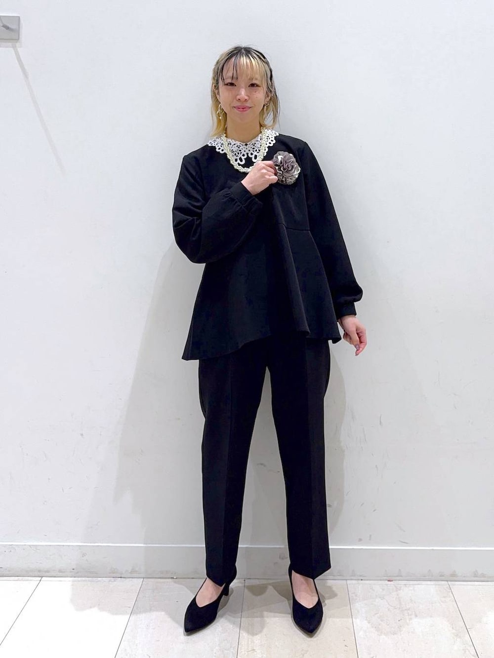 その他のパンプス、ブラック系のセットアップ、グレー系のテーラードジャケットを着用したレディースの冬コーディネートの2枚目の写真