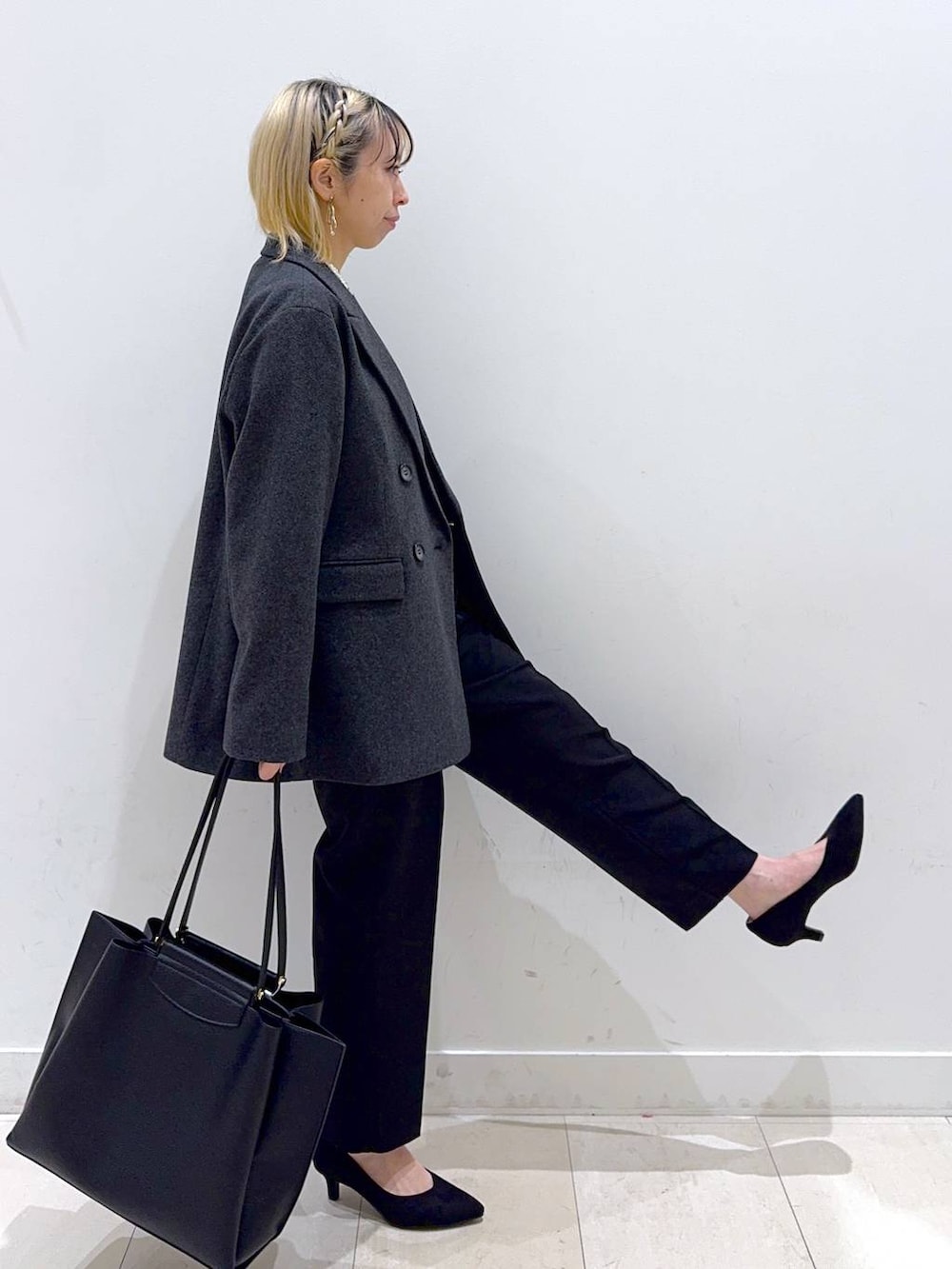 その他のパンプス、ブラック系のセットアップ、グレー系のテーラードジャケットを着用したレディースの冬コーディネートの4枚目の写真