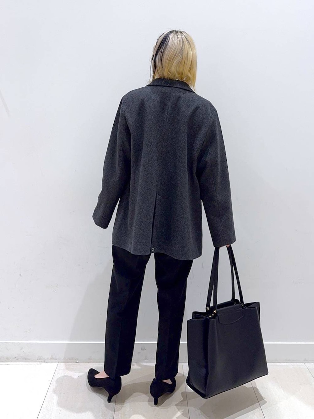 その他のパンプス、ブラック系のセットアップ、グレー系のテーラードジャケットを着用したレディースの冬コーディネートの5枚目の写真