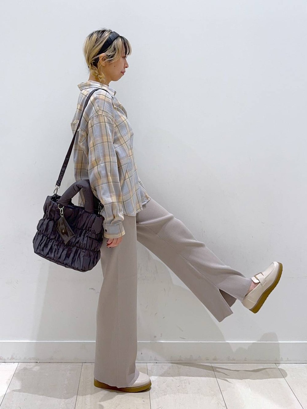 ホワイト系のローファー、ホワイト系のTシャツ/カットソー、ブルー系のシャツ/ブラウスを着用したレディースの冬コーディネートの2枚目の写真