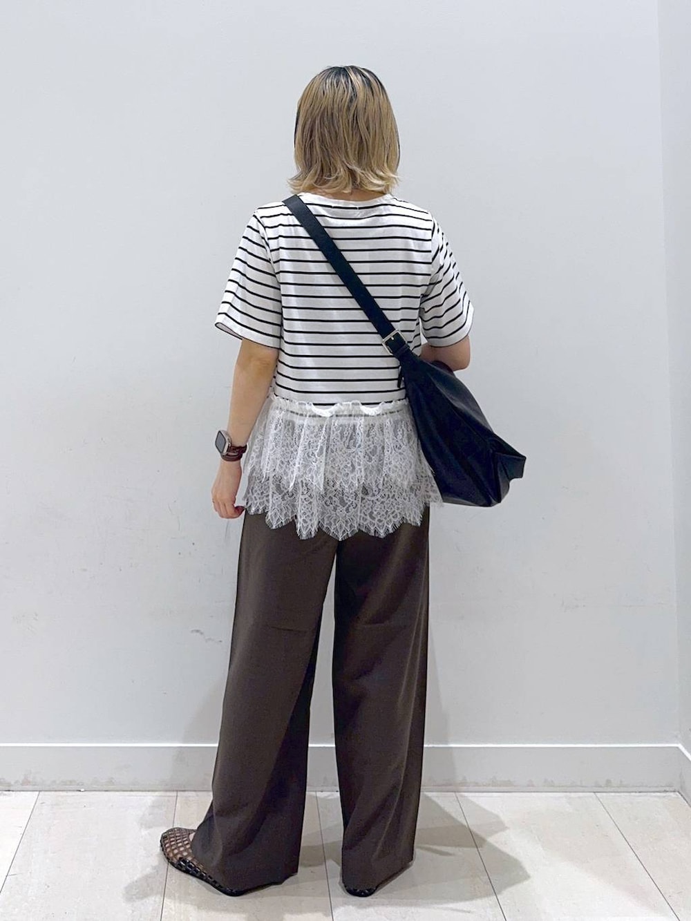 ブラウン系のその他パンツ、ブラック系のショルダーバッグ、ブラック系のサンダルを着用したレディースの夏コーディネートの3枚目の写真