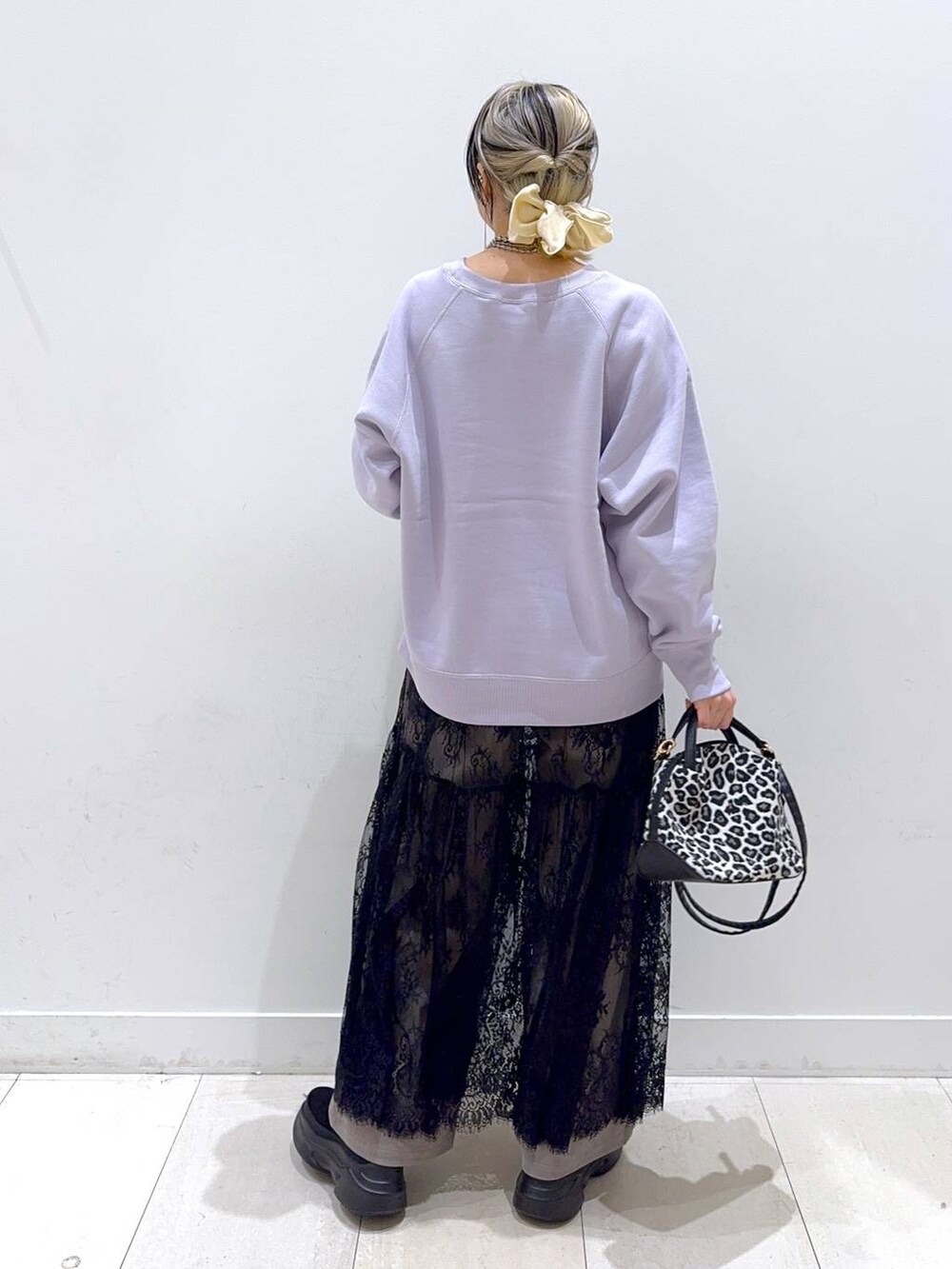 その他のショルダーバッグ、ブラウン系のその他パンツ、イエロー系のワンピースを着用したレディースの冬コーディネートの3枚目の写真