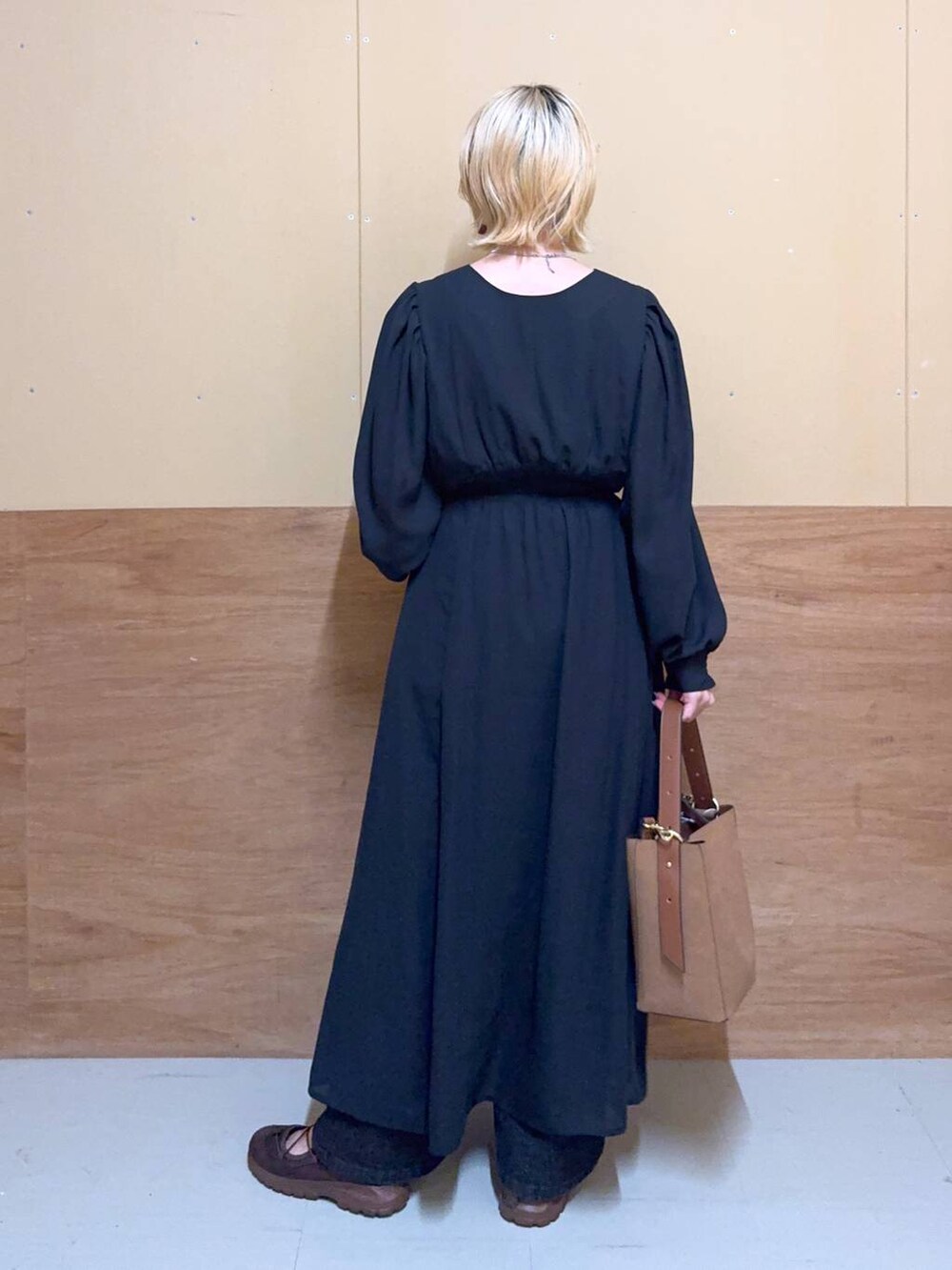 ブラウン系のショルダーバッグ、シルバー系のネックレスを着用したレディースの秋コーディネートの3枚目の写真