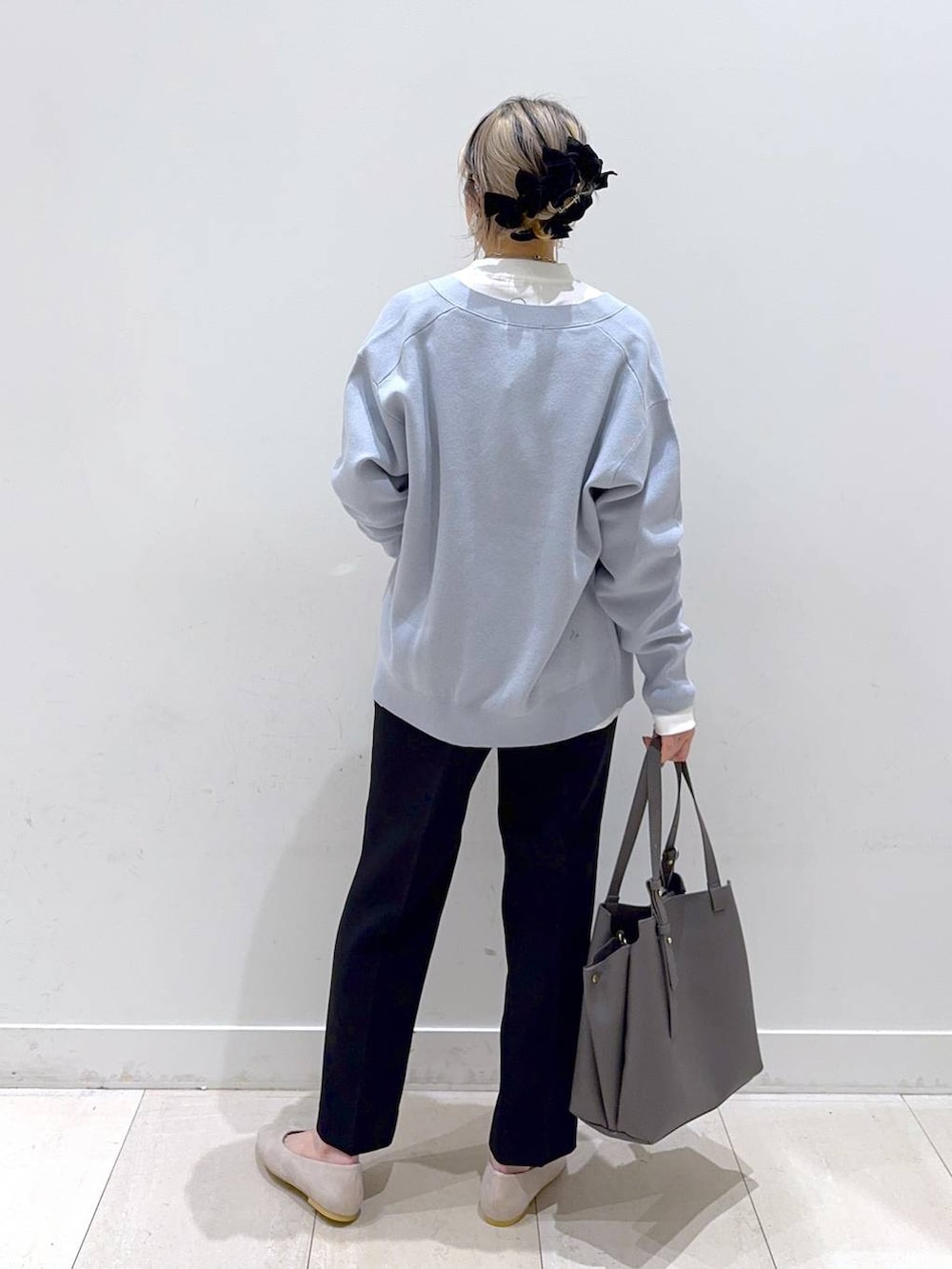 ベージュ系のパンプス、ブルー系のカーディガン/ボレロ、ブラック系のその他パンツを着用したレディースの冬コーディネートの3枚目の写真