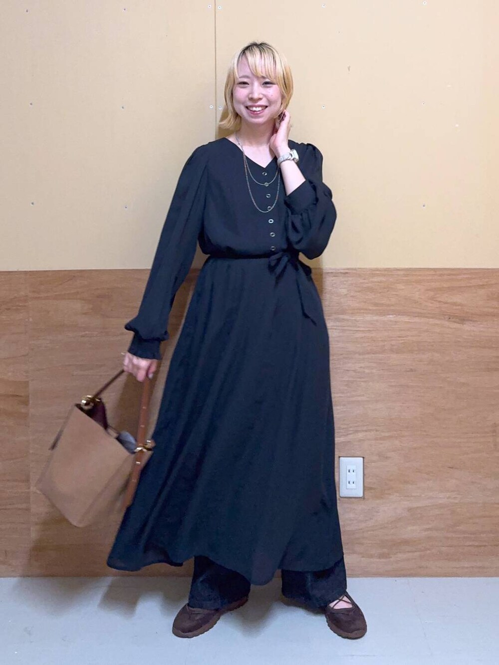 ブラウン系のショルダーバッグ、シルバー系のネックレスを着用したレディースの秋コーディネートの4枚目の写真