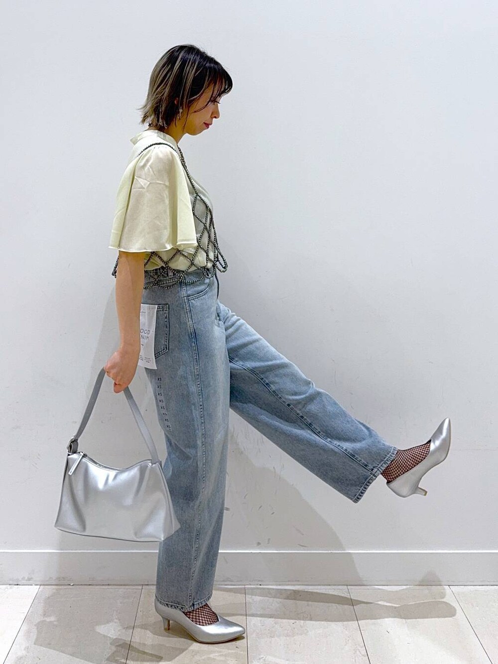 「体型カバー、着痩せ・細見え、個性派、低身長、GLOBAL WORK、デニムパンツ、GOOD DENIM_GLOBAL WORK、ブラウス、ビスチェ、ショルダーバッグ、ハンドバッグ、パンプス、バッグ、パンツ」|「GLOBAL WORKのGOODデニムバギーパンツ/118365(デニムパンツ、ブルー系)」を使った、Miyaさん(レディース・152cm)の春コーディネートの2枚目の写真