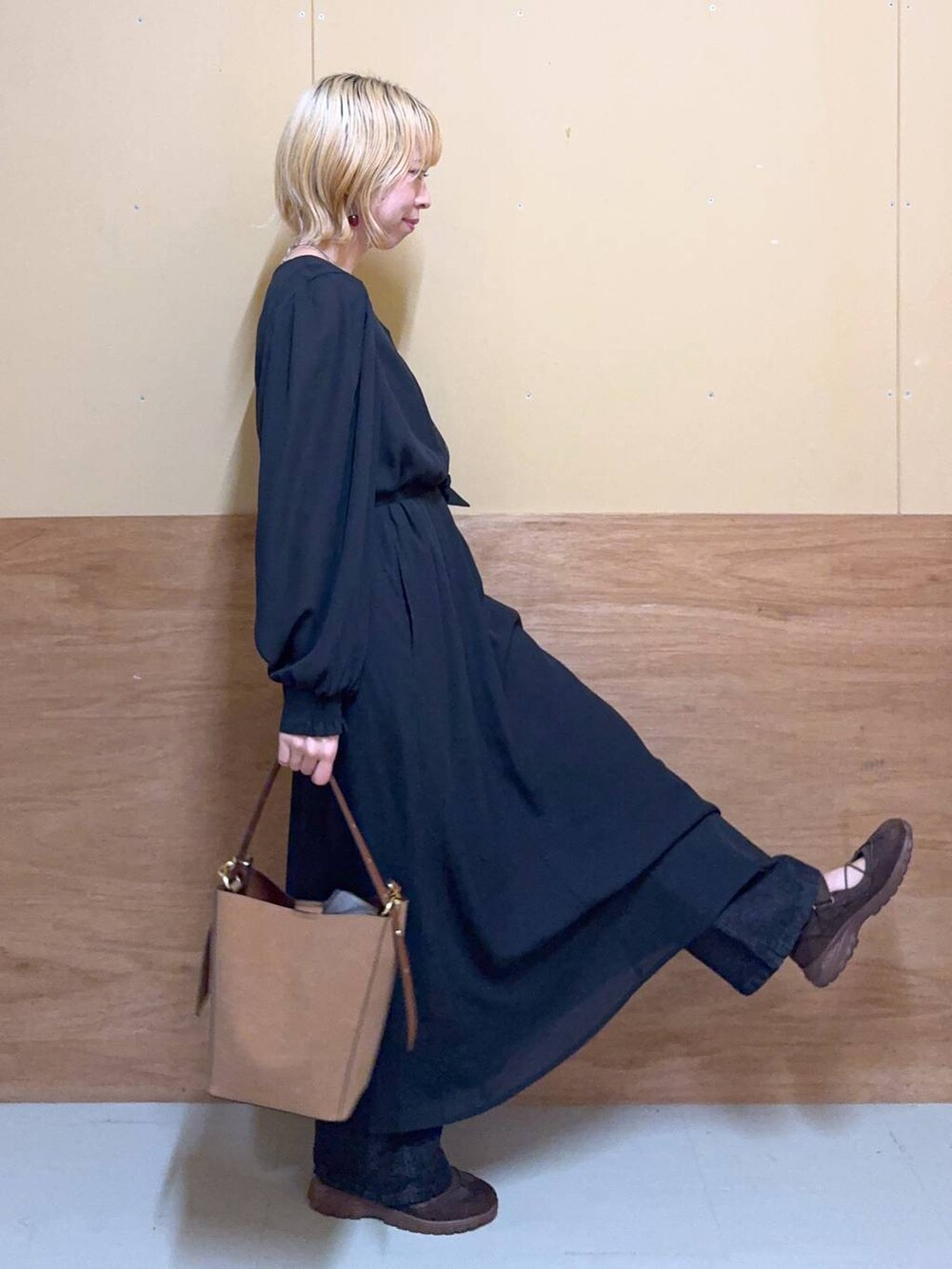 ブラウン系のショルダーバッグ、シルバー系のネックレスを着用したレディースの秋コーディネートの2枚目の写真