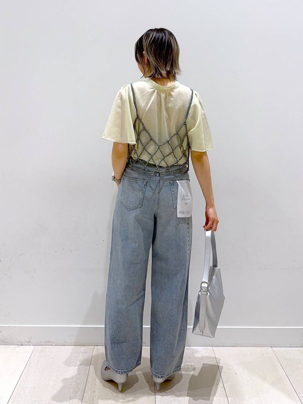 「体型カバー、着痩せ・細見え、個性派、低身長、GLOBAL WORK、デニムパンツ、GOOD DENIM_GLOBAL WORK、ブラウス、ビスチェ、ショルダーバッグ、ハンドバッグ、パンプス、バッグ、パンツ」|「GLOBAL WORKのGOODデニムバギーパンツ/118365(デニムパンツ、ブルー系)」を使った、Miyaさん(レディース・152cm)の春コーディネートの3枚目の写真