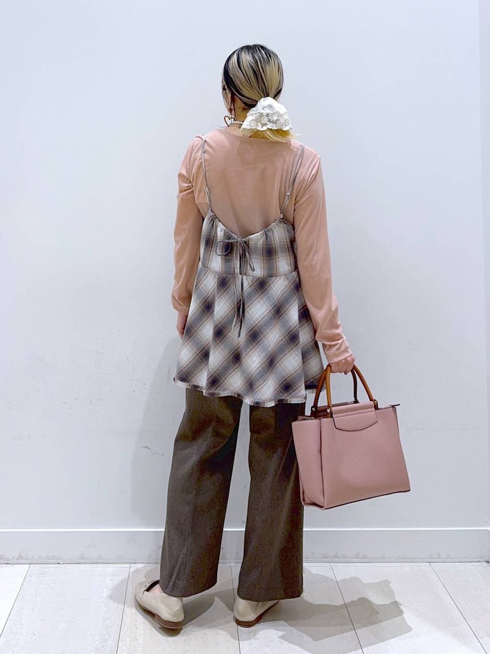 ブラウン系のその他パンツ、ピンク系のトートバッグ、ホワイト系のその他トップスを着用したレディースの春コーディネートの3枚目の写真