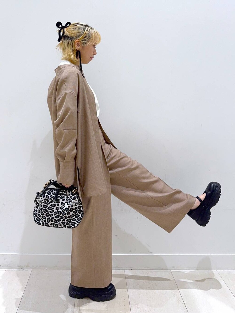 その他のショルダーバッグ、ベージュ系のTシャツ/カットソー、シルバー系のブレスレットを着用したレディースの秋コーディネートの2枚目の写真