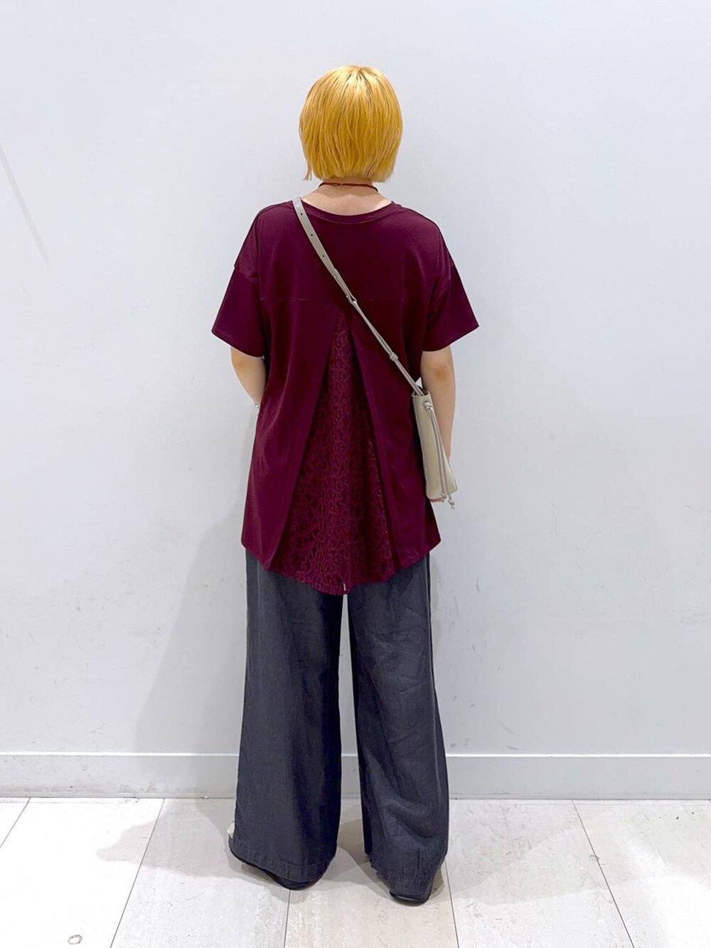 ベージュ系のショルダーバッグ、ホワイト系のサンダル、ブラック系のデニムパンツを着用したレディースの夏コーディネートの3枚目の写真