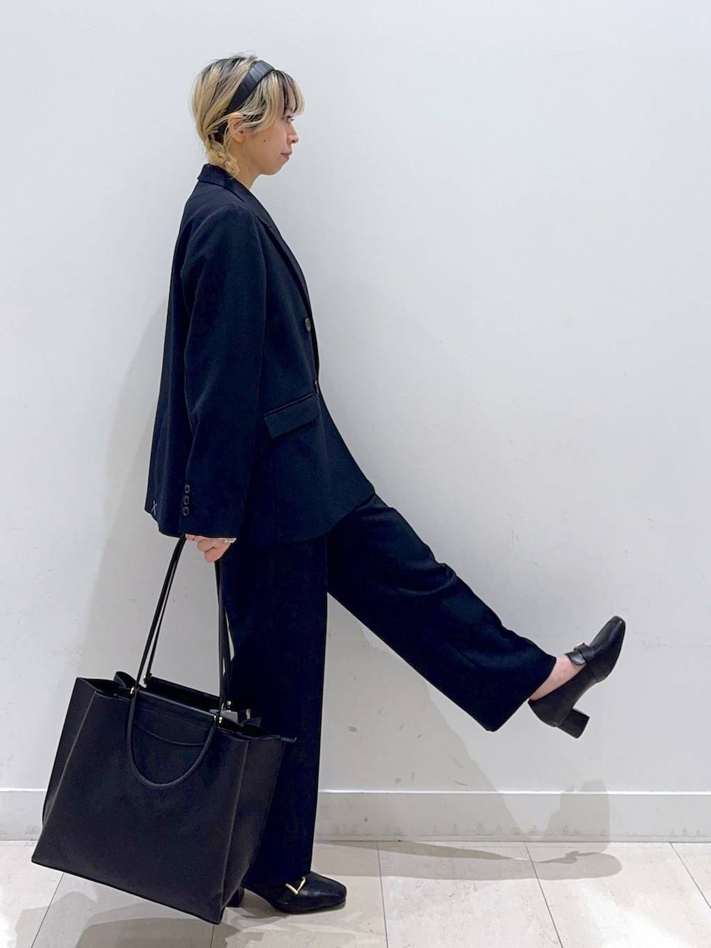 ブラック系のローファー、ホワイト系のTシャツ/カットソー、ブルー系のテーラードジャケットを着用したレディースの冬コーディネートの2枚目の写真