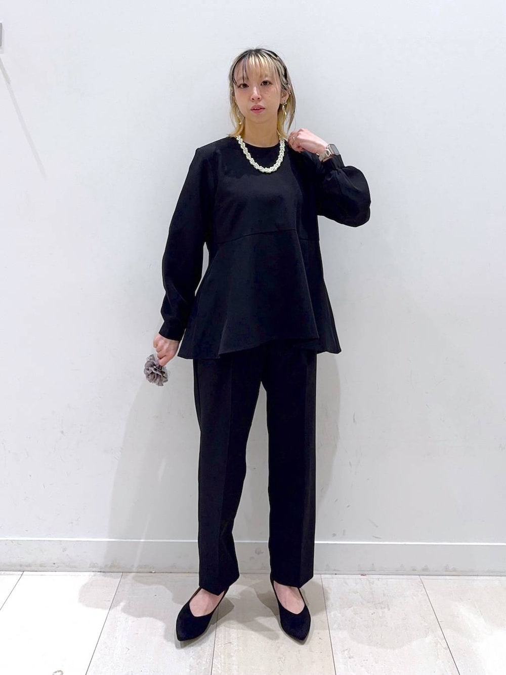 その他のパンプス、ブラック系のセットアップ、グレー系のテーラードジャケットを着用したレディースの冬コーディネートの3枚目の写真