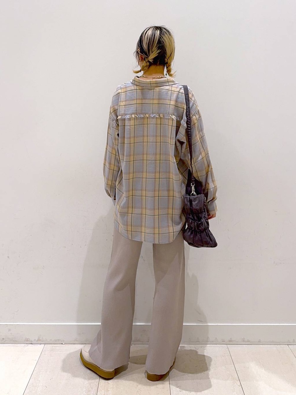 ホワイト系のローファー、ホワイト系のTシャツ/カットソー、ブルー系のシャツ/ブラウスを着用したレディースの冬コーディネートの3枚目の写真