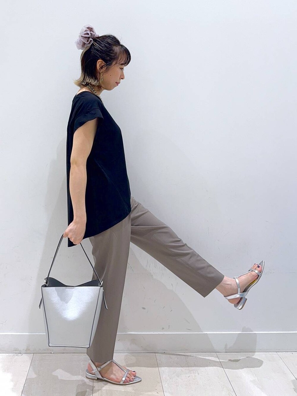 「GLOBAL WORK、体型カバー、着痩せ・細見え、個性派、ママコーデ、低身長、低身長_GLOBALWORK、ピアス、ショルダーバッグ、バッグ、ウツクシルエット_GLOBAL WORK、テーパードパンツ、サンダル、接触冷感、遮熱」|「GLOBAL WORKのカラーリーフピアス/145252(ピアス(両耳用)、ブルー系)」を使った、Miyaさん(レディース・152cm)の夏コーディネートの2枚目の写真