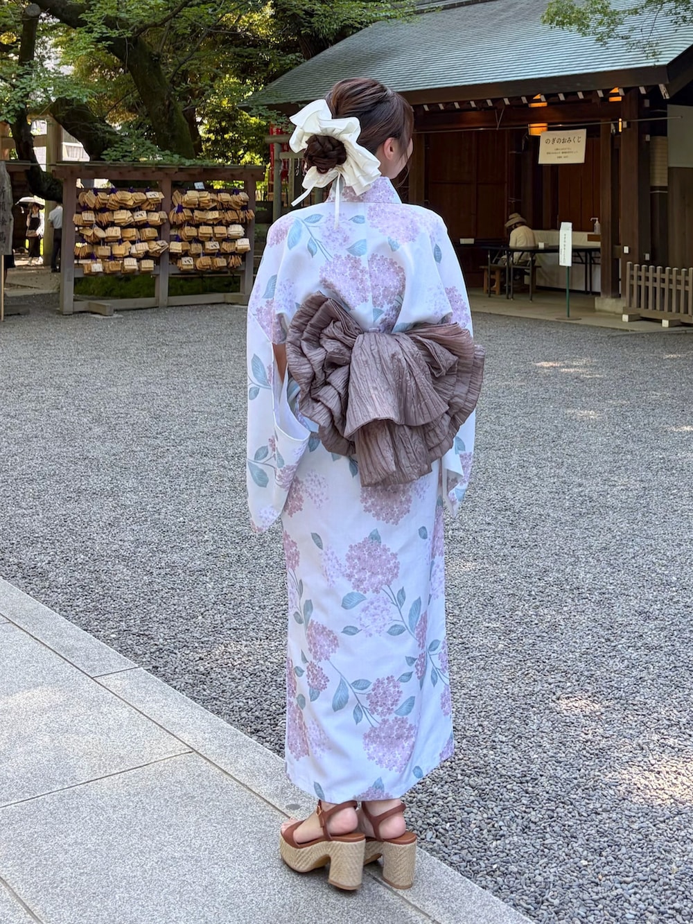 ベージュ系の浴衣を着用したレディースの夏コーディネートの3枚目の写真