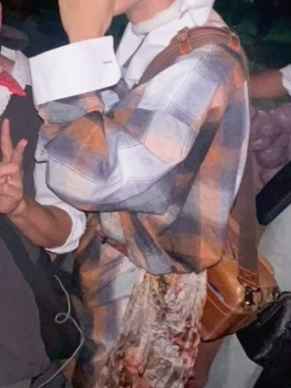 オレンジ系のショルダーバッグ、グレー系のパンツ、オレンジ系のジャケット/アウターを着用したメンズの秋コーディネートの3枚目の写真