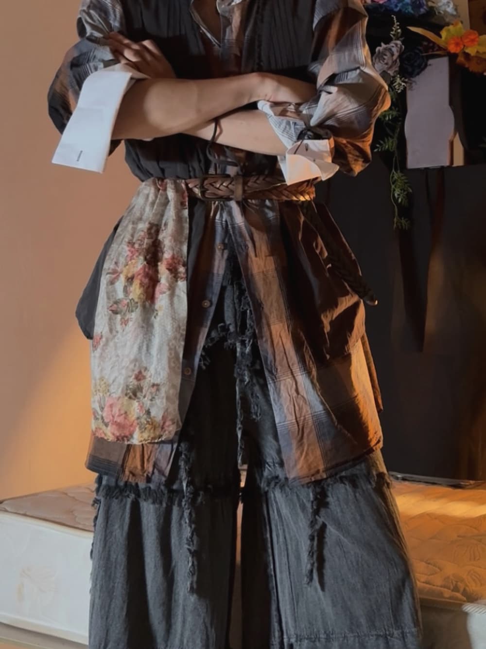 オレンジ系のショルダーバッグ、グレー系のパンツ、オレンジ系のジャケット/アウターを着用したメンズの秋コーディネートの5枚目の写真