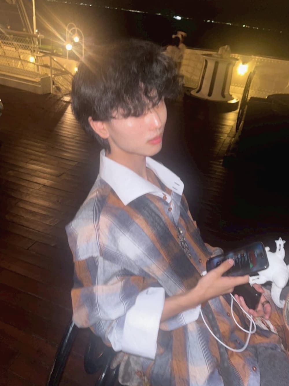 オレンジ系のショルダーバッグ、グレー系のパンツ、オレンジ系のジャケット/アウターを着用したメンズの秋コーディネートの4枚目の写真