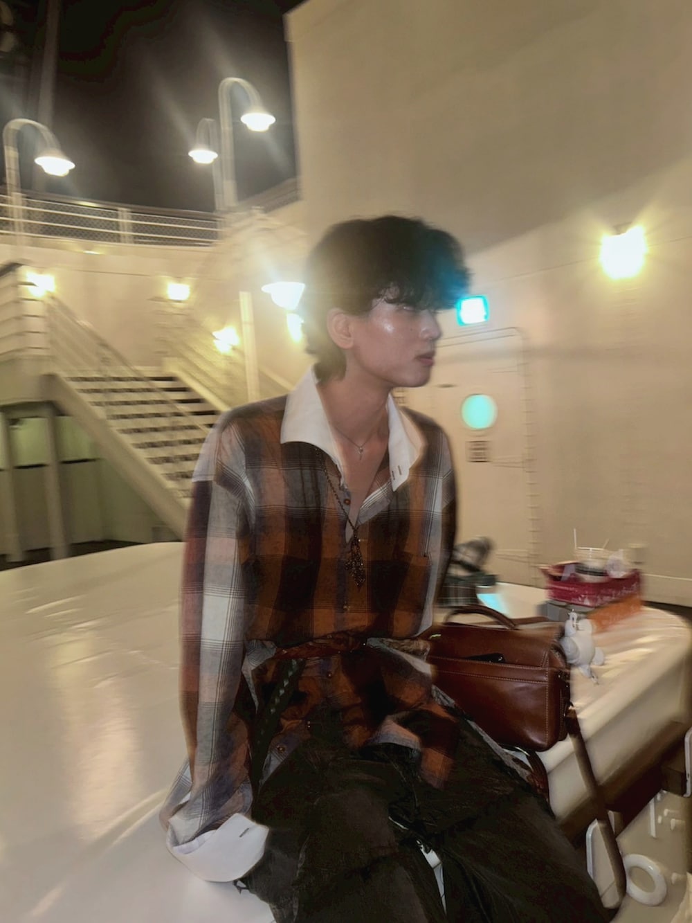 オレンジ系のショルダーバッグ、グレー系のパンツ、オレンジ系のジャケット/アウターを着用したメンズの秋コーディネートの2枚目の写真