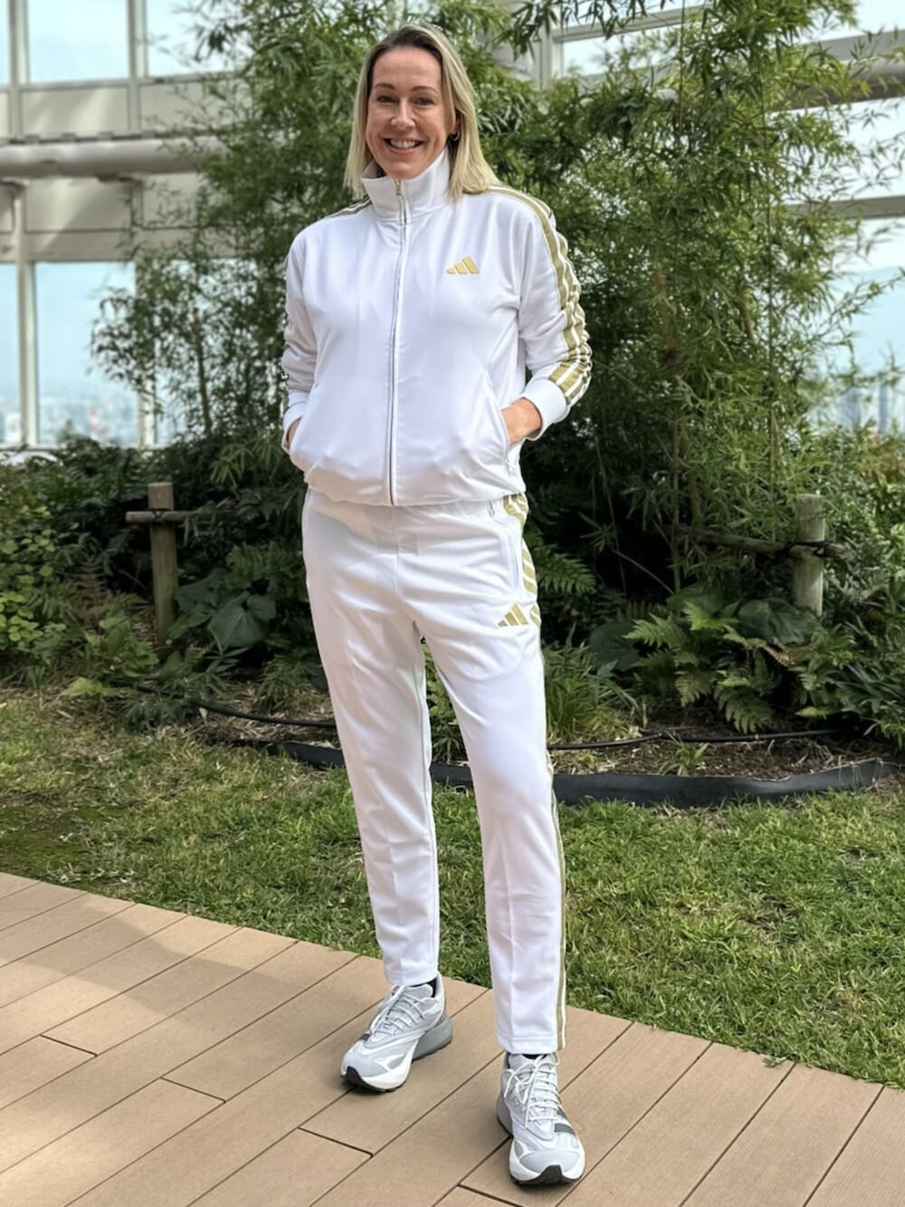 ホワイト系のジャージ、ホワイト系のスウェットパンツ、グレー系のスニーカーを着用したレディースの秋コーディネートの2枚目の写真