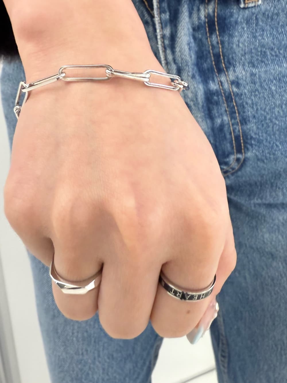 シルバー系のリング、シルバー系のネックレス、シルバー系のブレスレットを着用したレディースの冬コーディネートの3枚目の写真