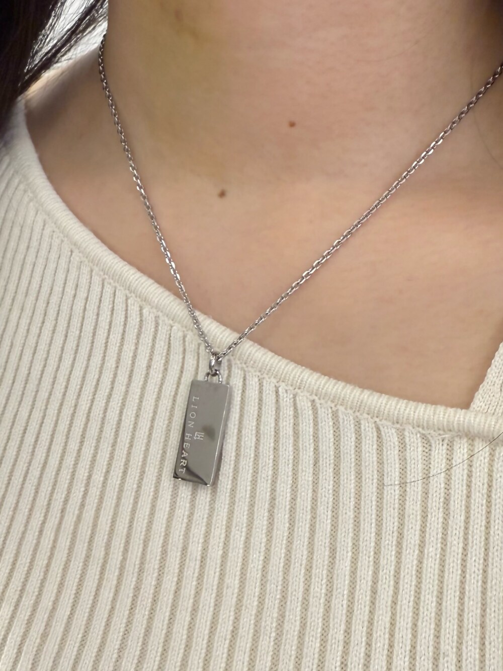 シルバー系のネックレス、その他のブレスレット、シルバー系のリングを着用したレディースの春コーディネートの3枚目の写真