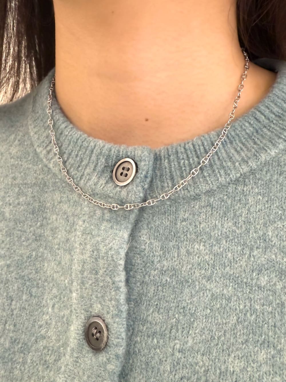 ブラック系のネックレス、シルバー系のリング、ブラック系のブレスレットを着用したレディースの冬コーディネートの2枚目の写真