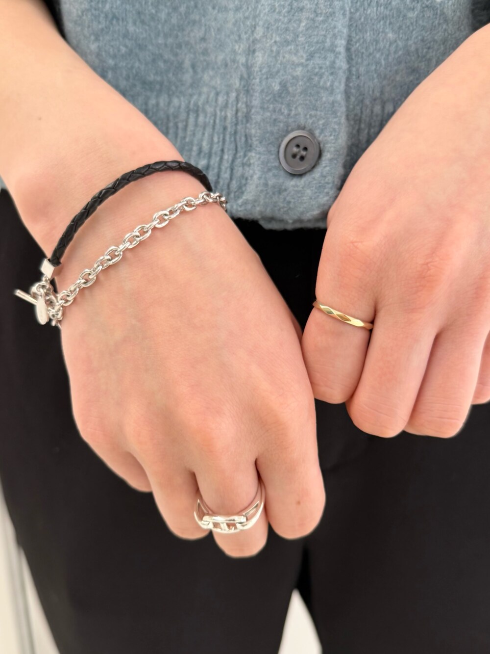 ブラック系のネックレス、シルバー系のリング、ブラック系のブレスレットを着用したレディースの冬コーディネートの3枚目の写真