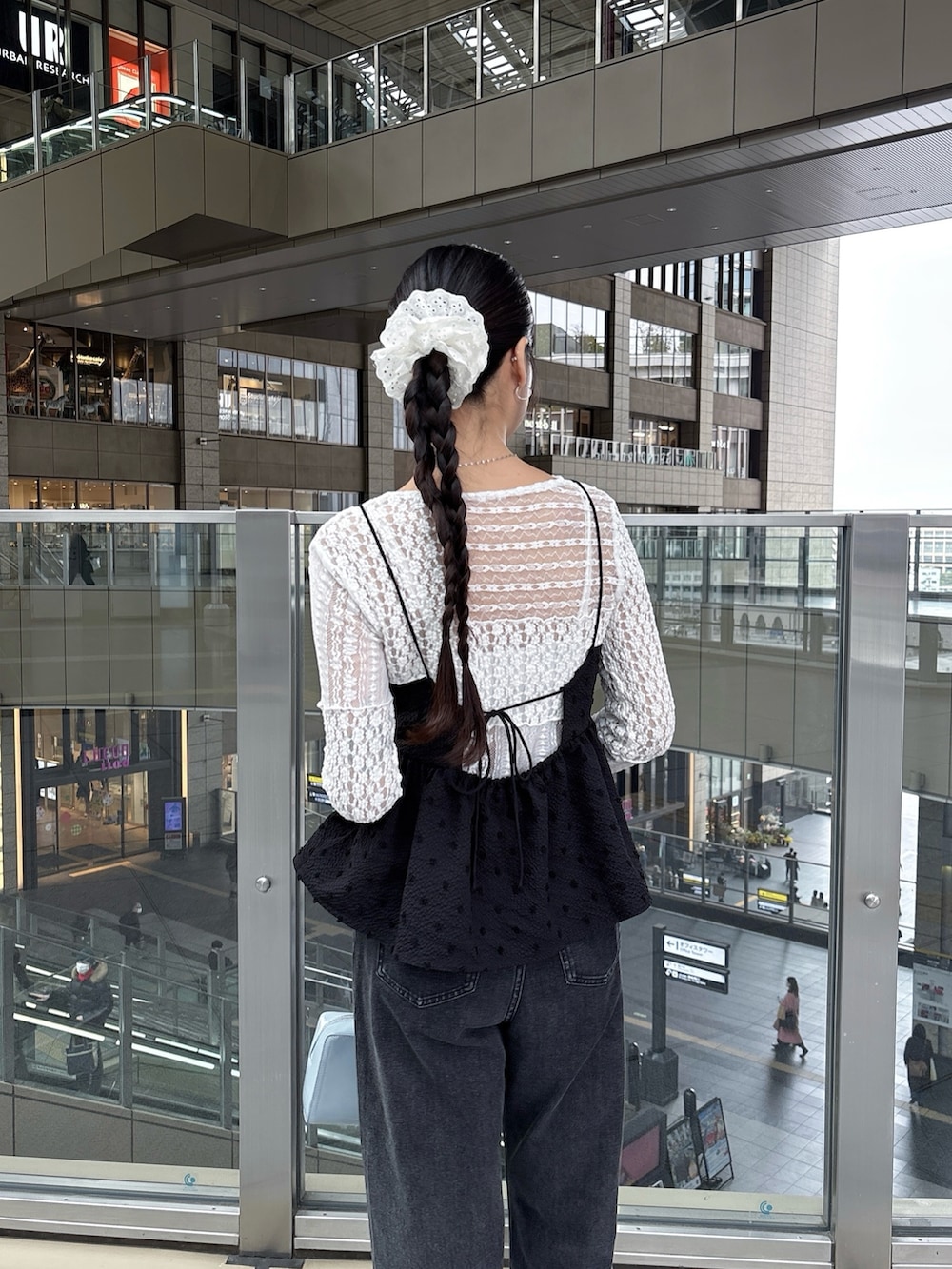 ホワイト系のTシャツ/カットソー、ブラック系のシャツ/ブラウス、ブラック系のデニムパンツを着用したレディースの春コーディネートの3枚目の写真