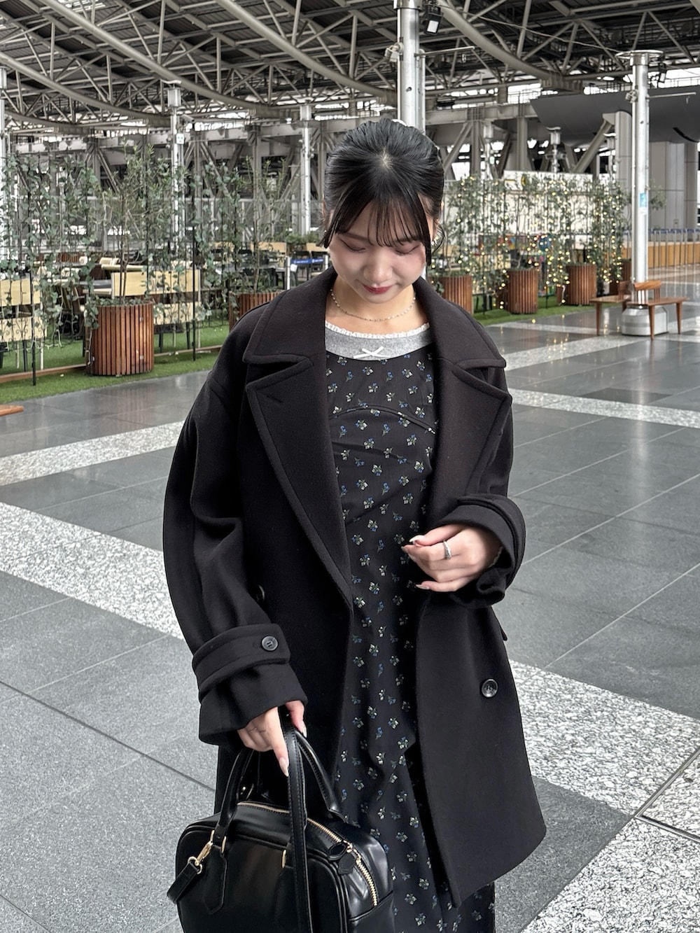 ブラック系のワンピースを着用したレディースの冬コーディネートの3枚目の写真