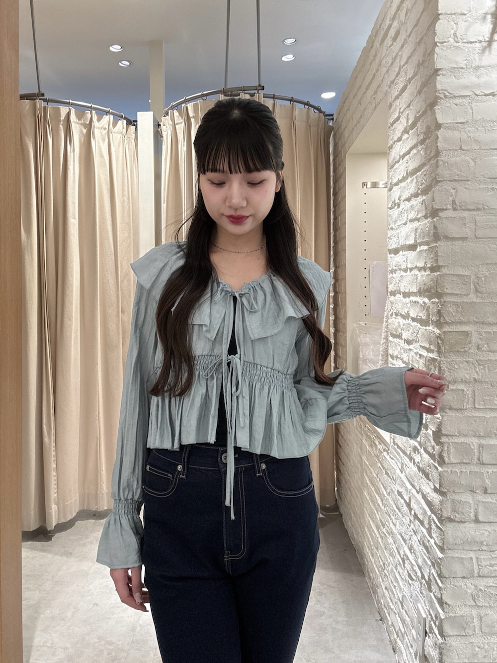 ブルー系のシャツ/ブラウス、ブルー系のデニムパンツを着用したレディースの春コーディネートの3枚目の写真