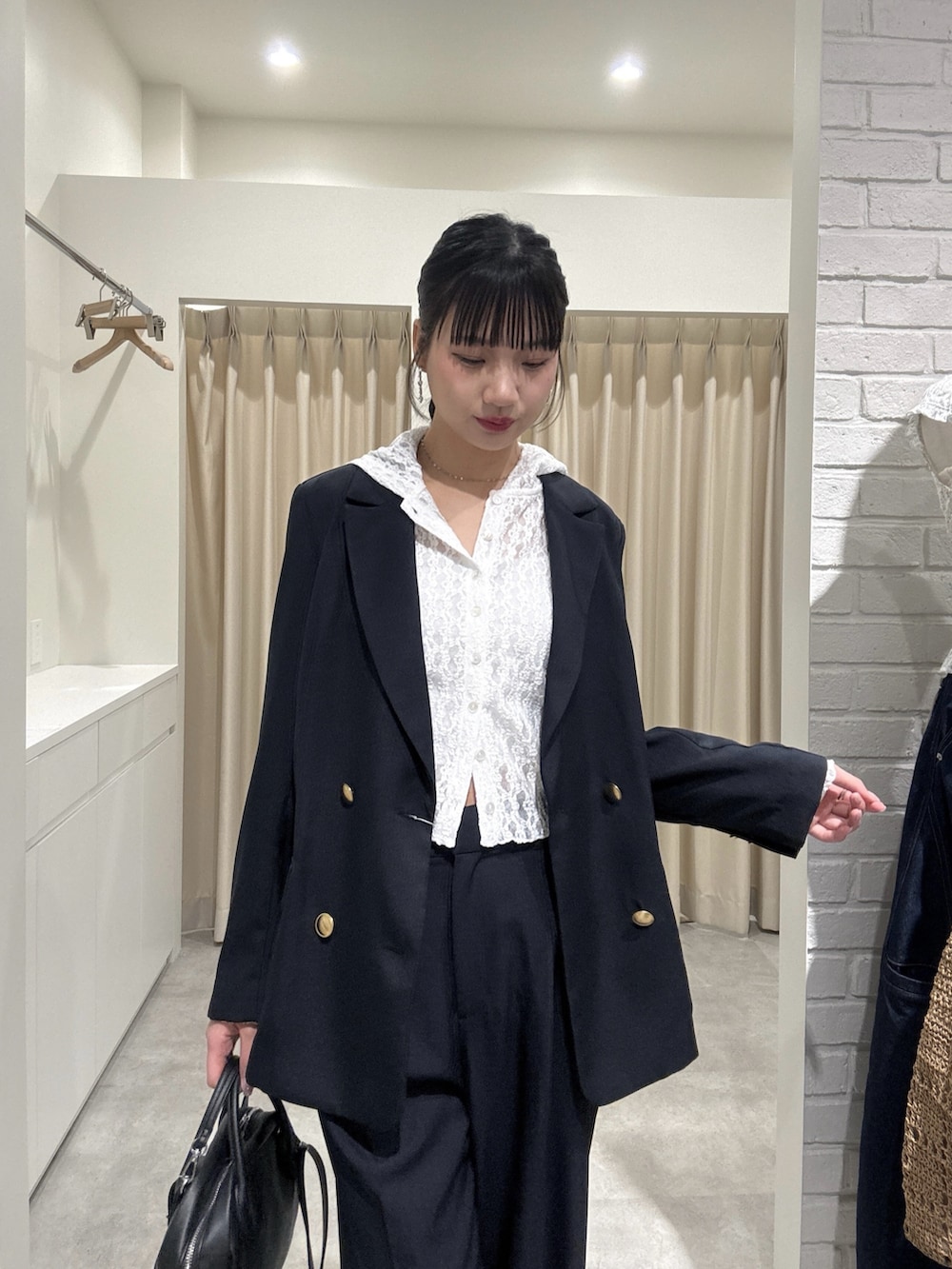 ホワイト系のTシャツ/カットソー、ブルー系のテーラードジャケット、ブルー系のスラックスを着用したレディースの春コーディネートの4枚目の写真