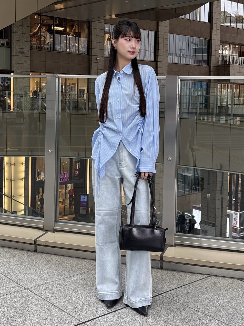 ブルー系のシャツ/ブラウス、ブルー系のデニムパンツを着用したレディースの春コーディネートの2枚目の写真