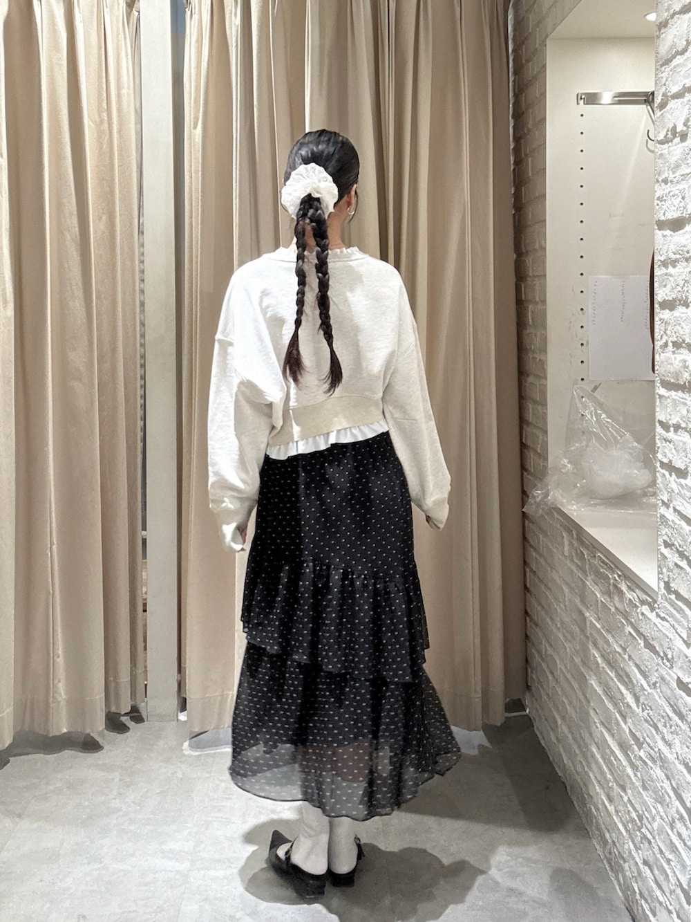 ホワイト系のTシャツ/カットソー、ブラック系のスカートを着用したレディースの春コーディネートの2枚目の写真